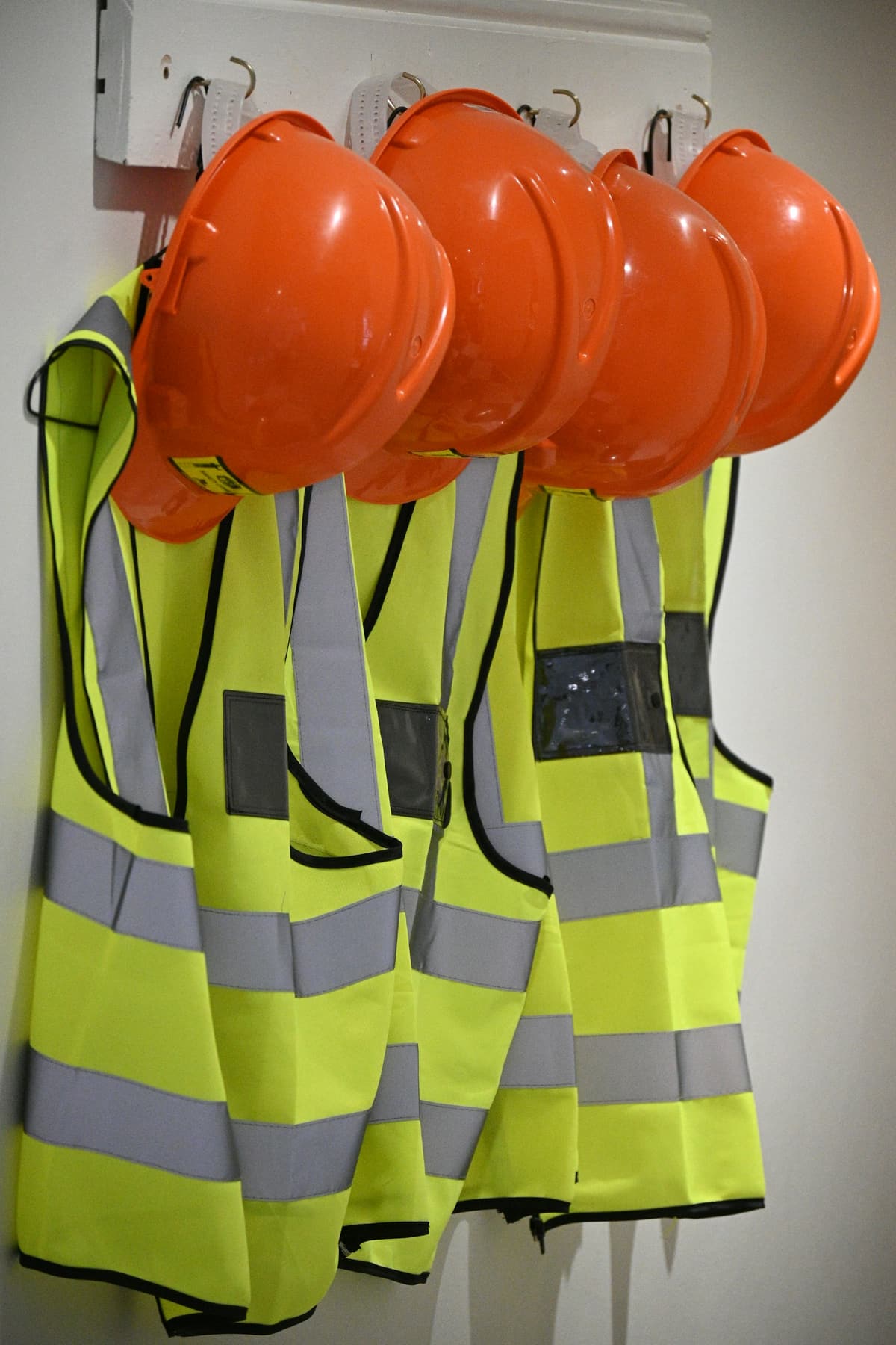 Workwear & Safety — Reflector jackets, overalls and branded uniforms for construction, logistics, security and field teams.